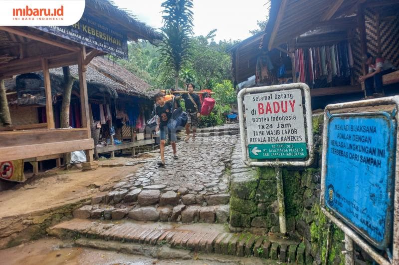Pintu masuk menuju perkampungan Suku Badui di Desa Kanekes, Kabupaten Lebak, Provinsi Banten. (Inibaru.id/ Fitroh Nurikhsan)