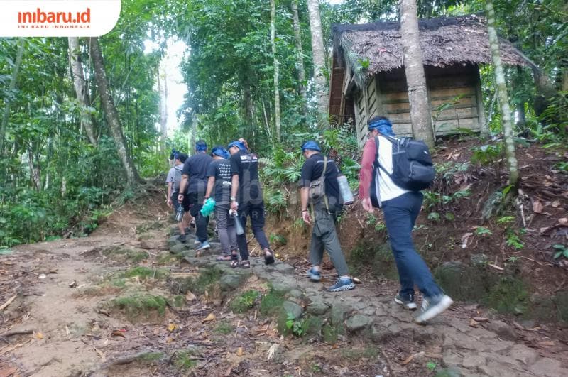 Jalan setapak dan bebatuan jadi tantangan yang harus dilewati menuju Kampung Gazebo. (Inibaru.id/ Fitroh Nurikhsan)