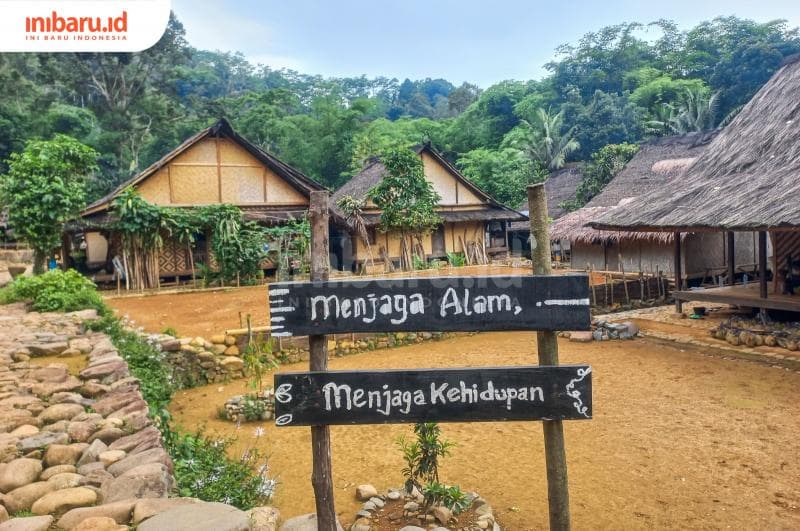 Terdapat beberapa pesan seperti tulisan 'Menjaga Alam, Menjaga Kehidupan' di beberapa titik perkampungan Suku Badui Luar. (Inibaru.id/ Fitroh Nurikhsan)