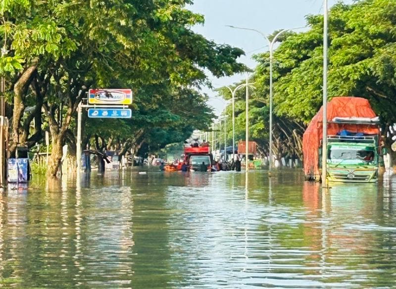 Banjir Demak bikin jalur Pantura lumpuh. (Twitter/FVoness_)