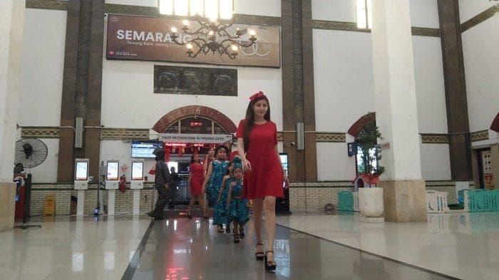 Peragaan busana karya Bayu Ramli di Stasiun Tawang, Sabtu (10/2/2024). (Tribunnews)