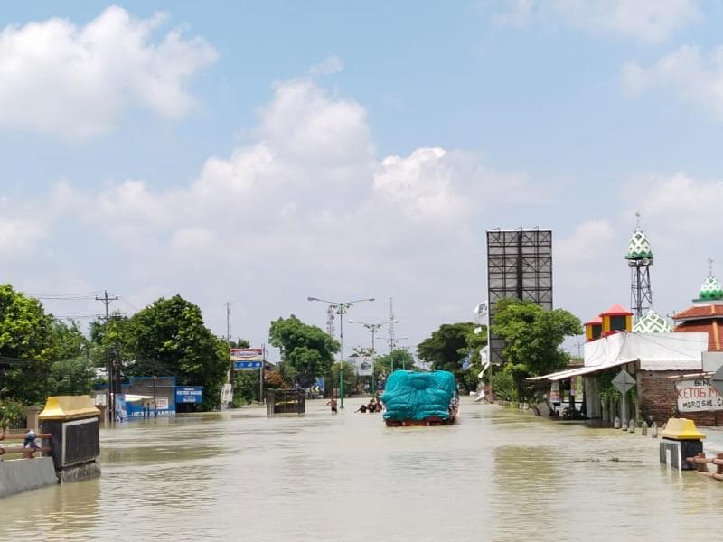 Truk-truk besar turut terdampak banjir dan tidak bisa bergerak di ruas jalan Demak-Kudus. (Inibaru.id/ Ayu Sasmita)