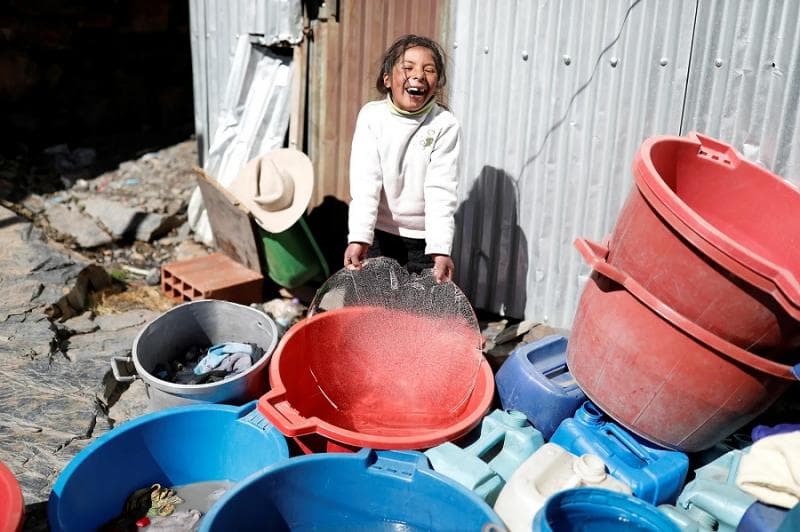 Warga La Rinconada kesulitan mendapatkan air bersih dan layanan sanitasi atau saluran pembuangan air kotor. (NYpost/Reuters)