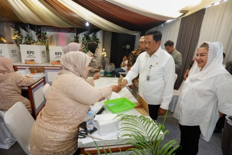 Pj Gubernur Jawa Tengah bersama Walikota Semarang melakukan kunjungan ke TPS 10 Sambirejo yang mengusung konsep resepsi pernikahan. (humas pemprov Jateng)