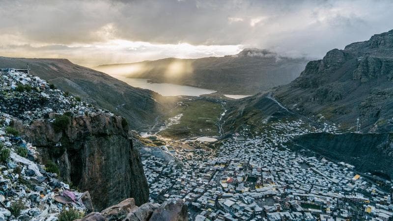 La Rinconada, kota tertinggi di dunia yang muncul karena aktivitas pertambangan emas di lereng pegunungan Andes. (Reddit/Damnthatsinteresting)
