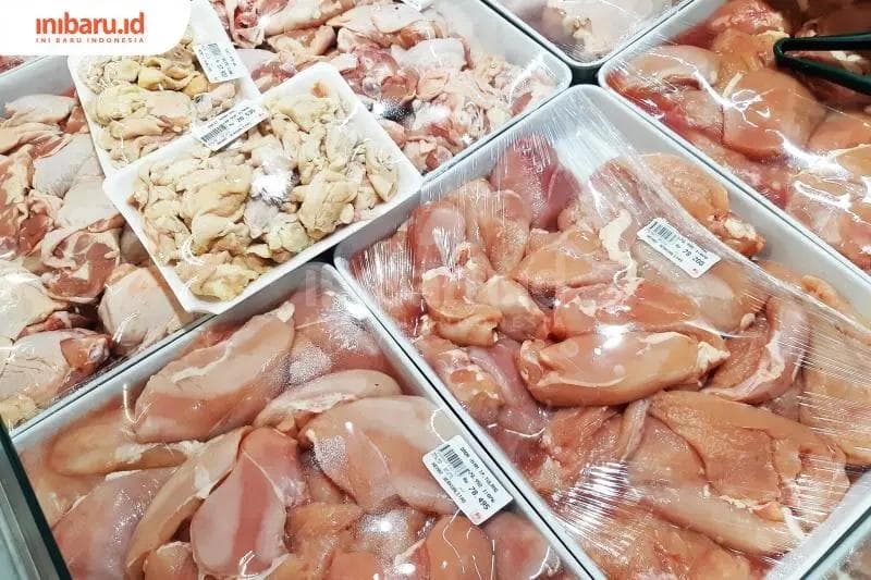 Daging ayam, daging sapi, dan tahu sudah tercemar mikroplastik. (Inibaru.id/ Triawanda Tirta Aditya)