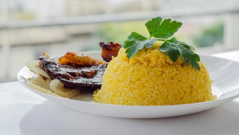 Nasi jagung cocok dipadukan dengan sayur dan lauk apa saja karena rasanya yang netral. (Shutterstock)