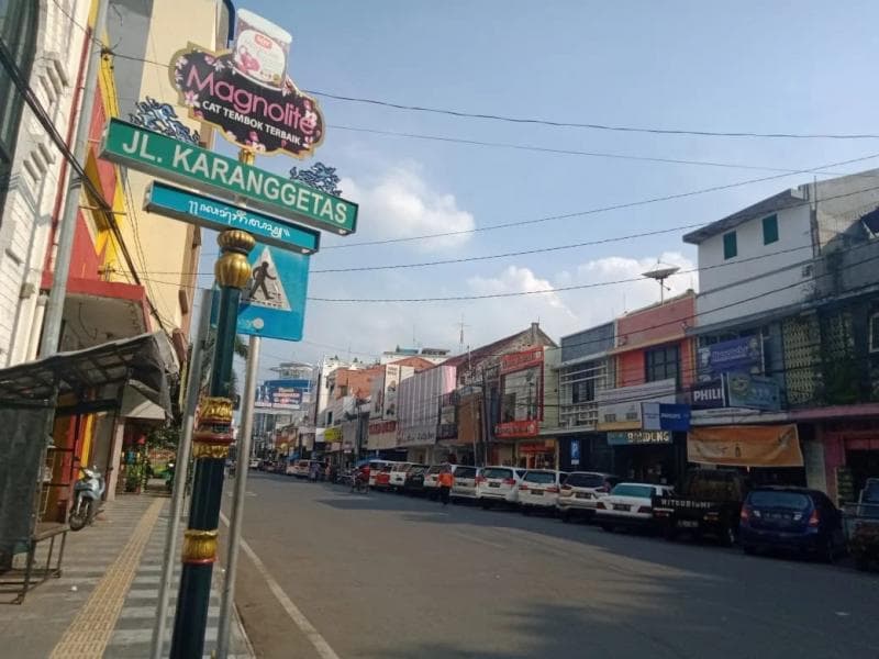 Ada banyak toko emas di Jalan Karanggetas, Cirebon. (iNews/Riant Subekti)