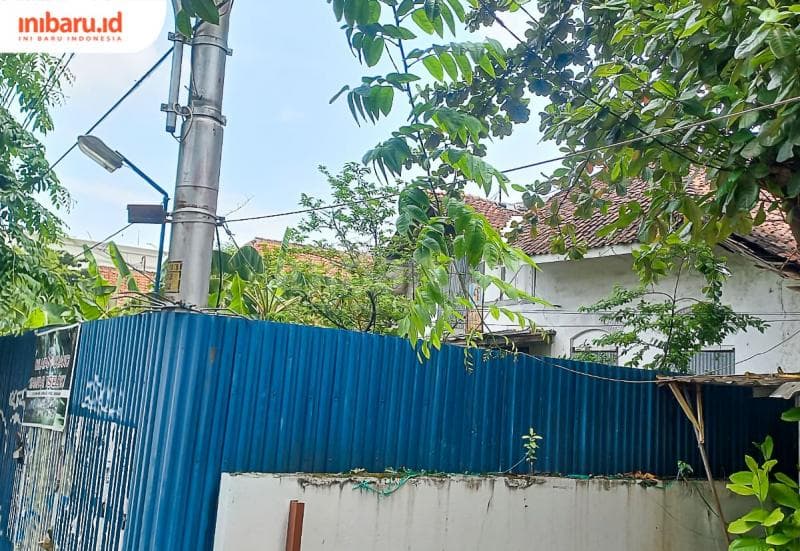 Rumah dinas terakhir Dokter Kariadi di Kot Semarang tak terawat dan dibagian depan ditutupi seng. (Inibaru.id/ Fitroh Nurikhsan)