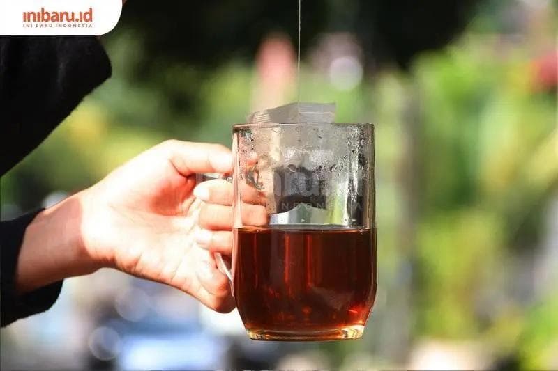 Minum teh tawar setiap hari. (Inibaru.id/Triawanda Tirta Aditya)