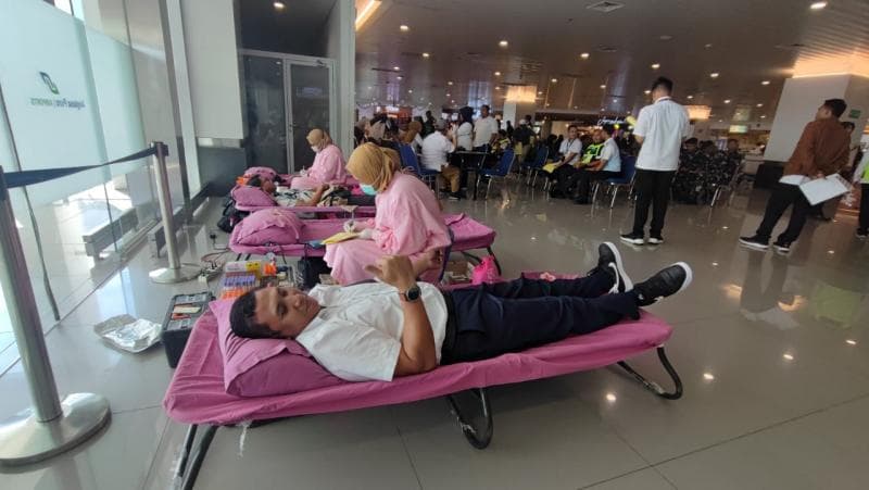 PT Angkasa Pura I menggelar kegiatan donor darah dalam rangka HUT ke 60 dan mendukung Bulan K3. (Dok. Angkasa Pura I)