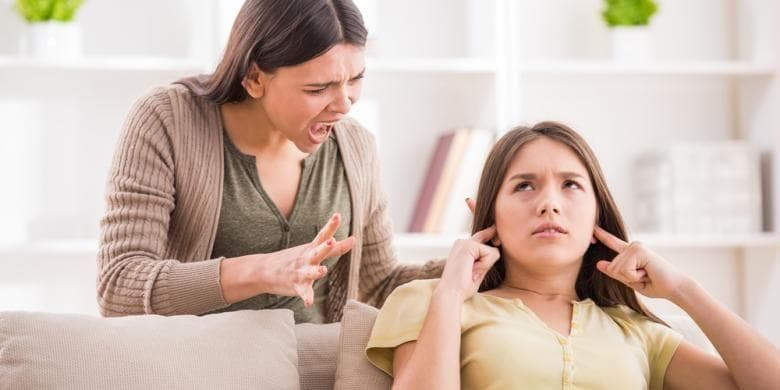 Hindari menyindir atau membandingkan anak. (Shutterstock)