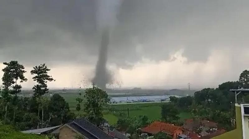 Tornado Rancaekek menerjang perbatasan Bandung - Sumedang. (Inilahsulsel)