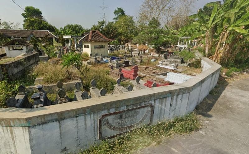 Ilustrasi: Makam Desa Bakungan rutin dibersihkan pada bulan Ruwah. (Google Street View)