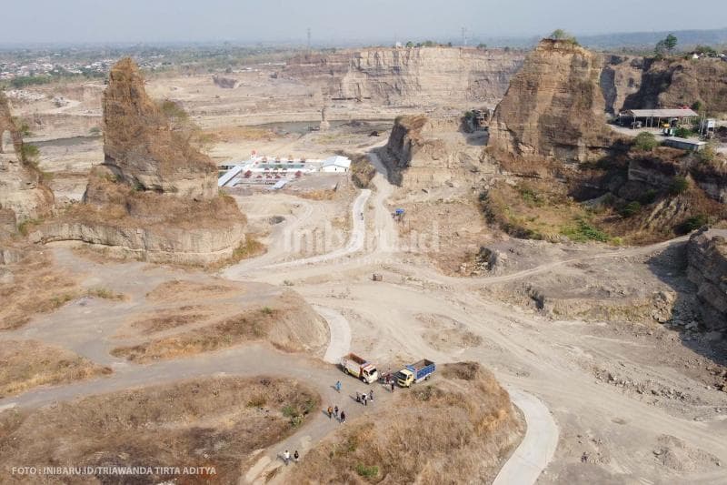 Potret udara suasana bekas pertambangan Brown Canyon yang kini dilengkapi dengan kolam renang dan pemancingan.  (Inibaru.id/ Triawanda Tirta Aditya)
