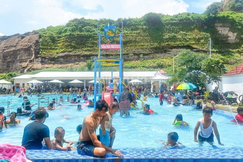 Brown Canyon baru memiliki kolam renang dengan dua kategori, yakni untuk anak-anak dan dewasa.&nbsp;(Inibaru.id/ Fitroh Nurikhsan)