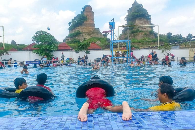 Berenang dengan latar tebing-tebing menjulang Brown Canyon menjadi sensasi tersendiri bagi pengunjung.&nbsp;(Inibaru.id/ Fitroh Nurikhsan)