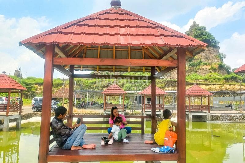 Salah satu fasilitas gezebo untuk tempat istirahat atau bersantai-santai dengan keluarga. (Inibaru.id/ Fitroh Nurikhsan)