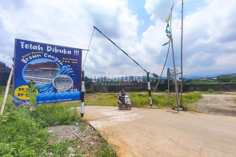 Saat sedang ramai pengunjung, akses jalan satu-satunya menuju Brown Canyon bisa sangat padat kendaraan.&nbsp;(Inibaru.id/ Fitroh Nurikhsan)