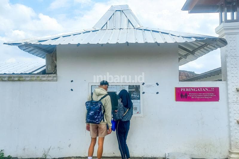 Loket pembelian tiket masuk menuju kolam renang Brown Canyon. Harga tiket untuk dewasa sebesar Rp7.500, sedangkan anak-anak Rp5.000. (Inibaru.id/ Fitroh Nurikhsan)