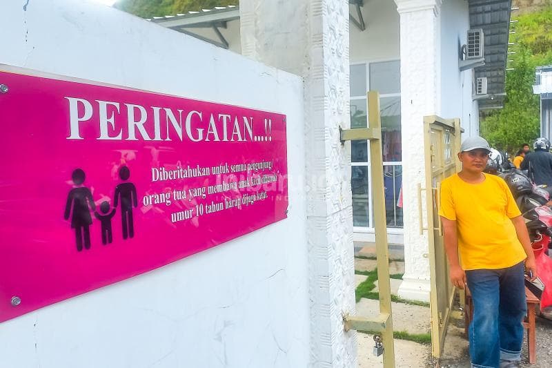 Pengunjung kolam renang berusia di bawah 10 tahun sebaiknya didampingi orang tua. (Inibaru.id/ Fitroh Nurikhsan)