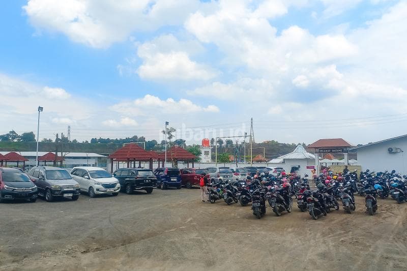 Kendati akses jalan menuju Brown Canyon nggak bisa dibilang luas, area parkir kendaraannya lumayan lengang.&nbsp;(Inibaru.id/ Fitroh Nurikhsan)