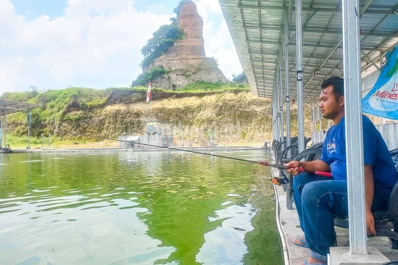 Seorang pemancing tengah mencari peruntungan di kolam pemancingan Brown Canyon. (Inibaru.id/ Fitroh Nurikhsan)