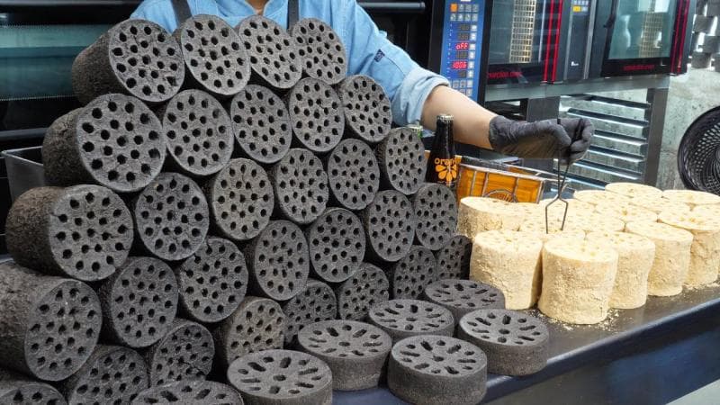 Roti briket, kuliner yang sedang viral di Korea. (YouTube/King Food)