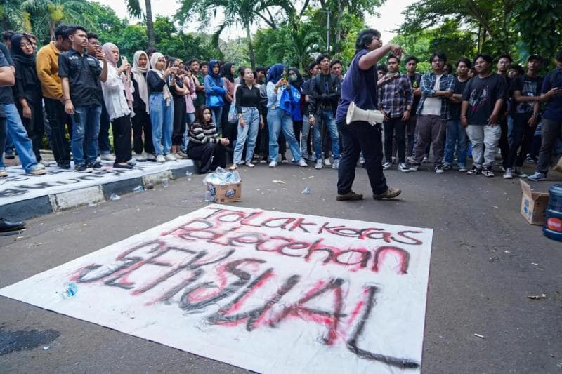 Ratusan mahasisa UP menggeruduk gedung Rektorat untuk melakukan unjuk rasa. (Sindonews/Aldhi Chandra Setiawan)