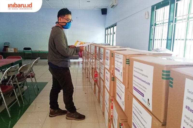Sukarelawan saat memeriksa bantuan untuk masyarakat terdampak. (Inibaru.id/ Zulfa Anisah)
