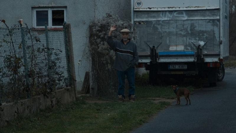 Hartoni Ubes, eksil yang tinggal di Ceko yang telah berpindah kewarganegaraan karena nggak ada kepastian dari pemerintah terhadap nasib para eksil.&nbsp;(Arsip Lola Amaria Pictures, Kompas.id)