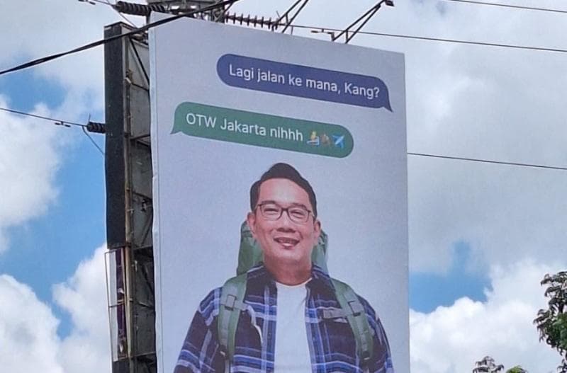Baliho Ridwan Kamil bertulisan "OTW Jakarta" viral dan bikin heboh banyak orang. (Twitter/txtdaribandung)