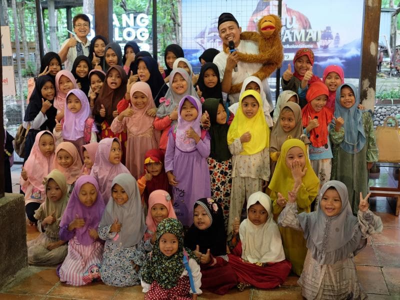 Mendongeng menjadi salah satu 'kelas' yang digelar di Santrendelik pada Sabtu sore. Selain mendongeng, acara rutin yang menjadi pijakan berdirinya Santrendelik Autentik antara lain kelas public speaking, menulis, dan bahasa Jepang. (Dok Santrendelik)