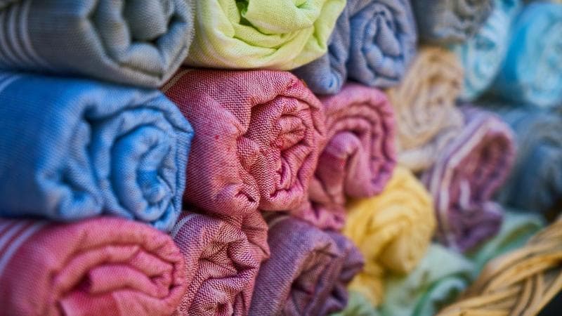 Ilustrasi: Pewarna tekstil mengandung paraphenylenediamine (PPD) yang bisa meresap ke dalam kulit. (Istimewa)