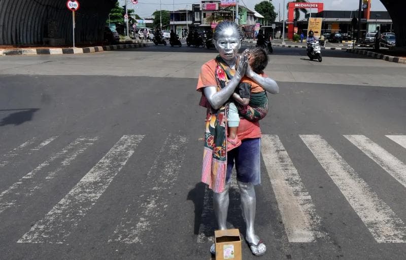 Cat yang digunakan untuk mewarnai tubuh manusia silver adalah pewarna tekstil yaang berbahaya bagi kesehatan. (Liputan6/Johan Fatzry)