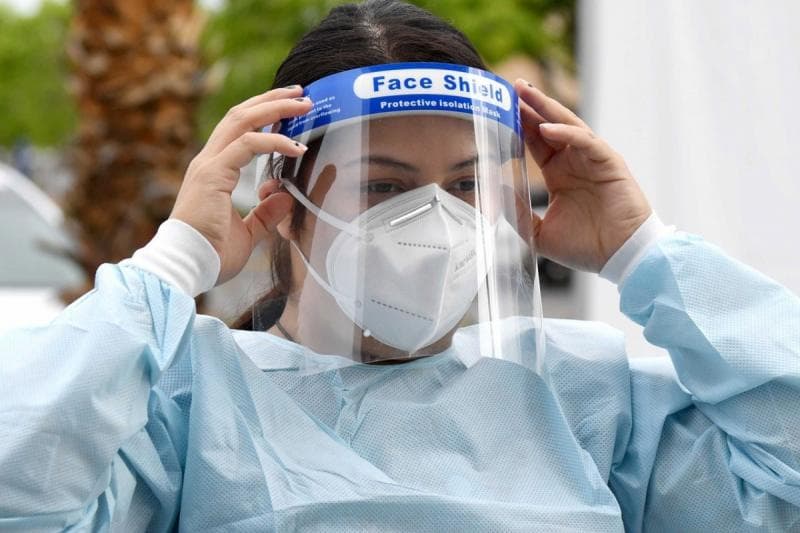 Perusahaan Apple, Nike, Adidas dan New Balance, dan Lamborghini keluarkan produk  <i>face shield (Mainmain)</i>