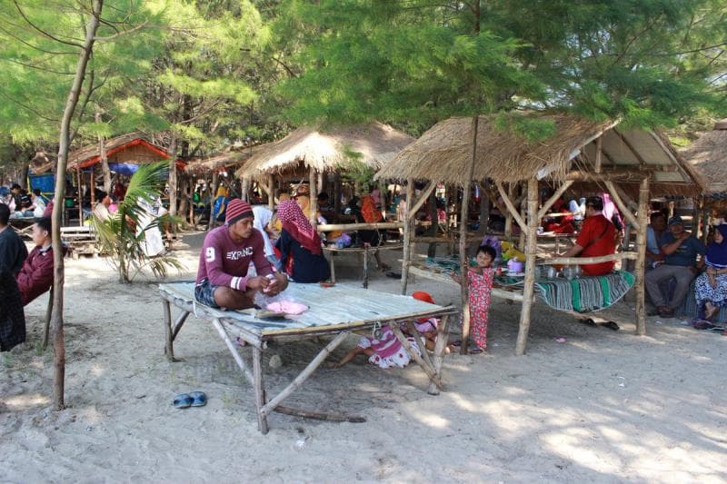 Piknik di Pantai Balongan, Rembang nggak lengkap bila nggak sembari makan rujak petis. (Twitter/VisitJawaTengah)