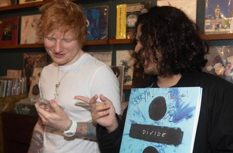 Ed Sheeran saat berada di sebuah toko kaset dan vinyl di Pasar Santa, Jakarta. (Twitter/Ed Sheeran)