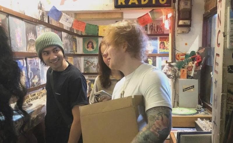 Ed Sheeran bikin heboh pengunjung dan pedagang Pasar Santa. (Twitter/Laidbackbluesrecordstore)