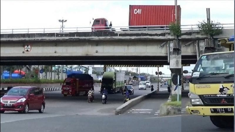 Jembatan tol Kaligawe dan jalan nasional di bawahnya sebelum dibongkar dan ditinggikan (YouTube/Juragan Bayonet)
