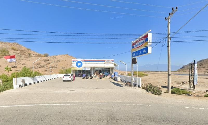 Minimarket dengan pemandangan terindah di Indonesia ada di Poto Tano, Sumbawa. (Google Street View)