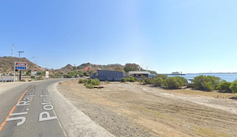 Dua minimarket berada di tepi pantai nggak jauh dari Pelabuhan Poto Tano. (Google Street View)