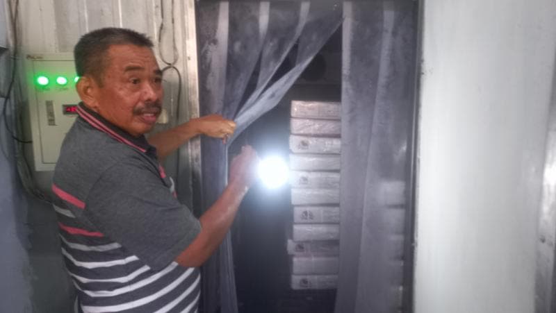 Ketua APMISO Jawa Tengah, Lasiman menunjukkan lemari pendingin berisikan daging frozen impor. (Inibaru/ Fitroh Nurikhsan)