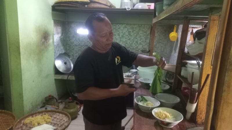 Salah satu pedagang bakso yang tergabung dalam organisasi APMISO. (Inibaru.id/ Fitroh Nurikhsan)