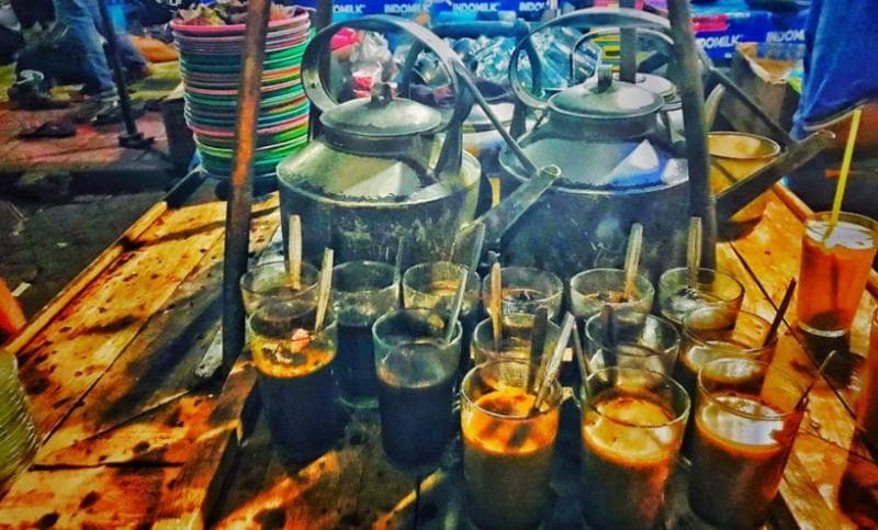 Setiap ceret minuman di angkringan punya fungsi yang berbeda. (happytour)