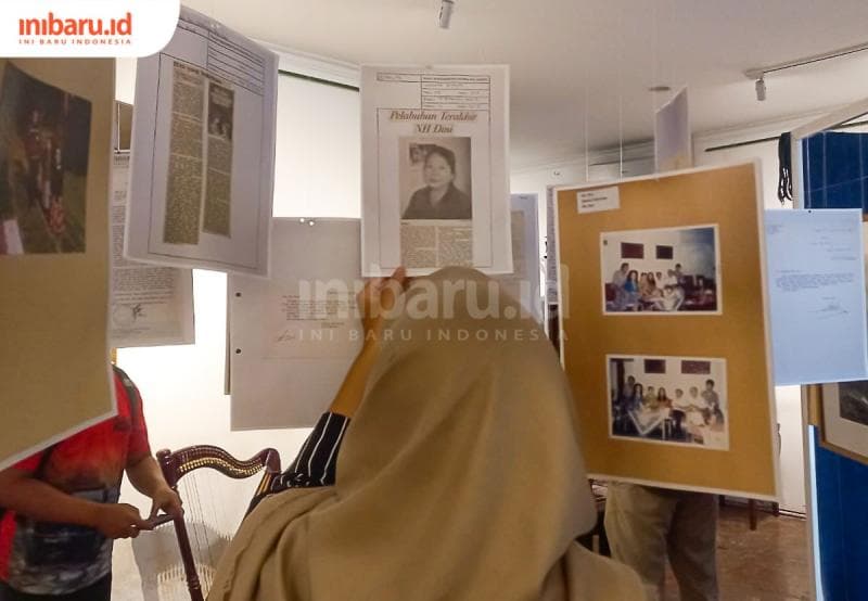 Seorang pengunjung melihat pameran arsip dan foto-foto Nh Dini. (Inibaru.id/ Fitroh Nurikhsan)
