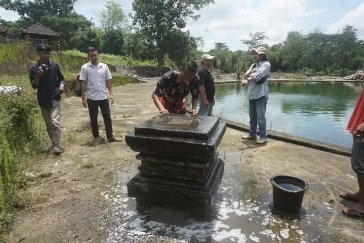 Batu yoni 1 ton yang kembali ke Embung Sikajar. (Radarsolo/Angga Purenda)
