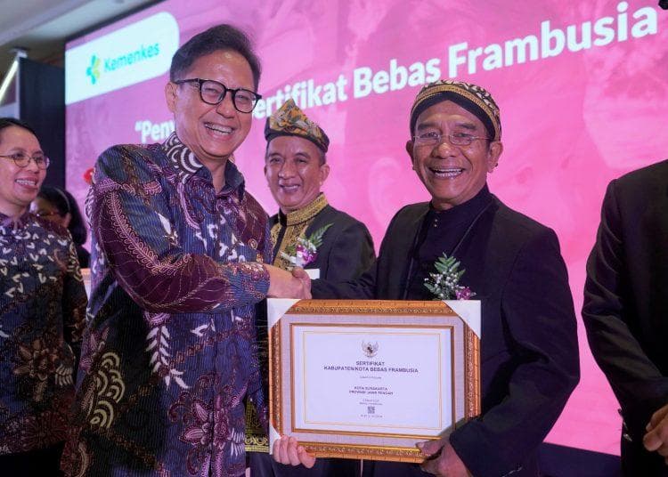 Penyerahan penghargaan kepada bupati/walikota atas pencapaian bebas frambusia dan filariasis. (dok. Kemenkes)