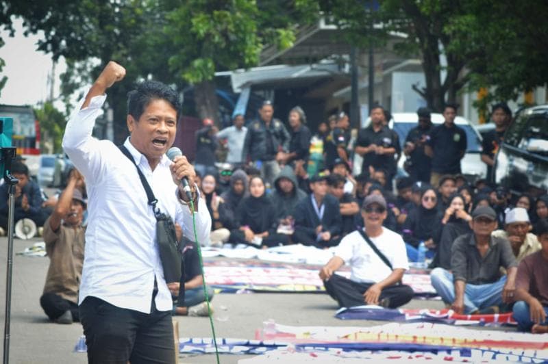 Masyarakat Karimunjawa turut mendampingi proses persidangan Daniel Tangkilisan. (Istimewa)