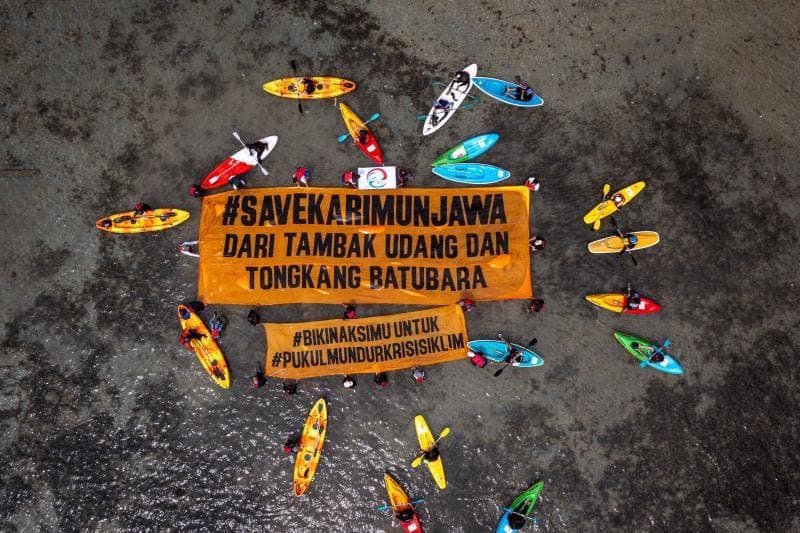 Spanduk raksasa berisikan keluhan warga Karimunjawa terhadap pencemaran tambak udang dibentangkan di laut. (Foto: Dokumen Greenpeace Indonesia)